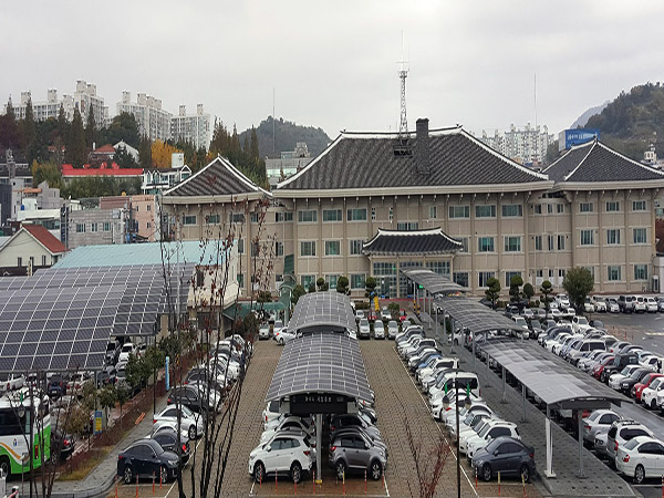 여수시청 부설주차장에 설치된 태양광 발전시설 모습 [사진+여수시청]