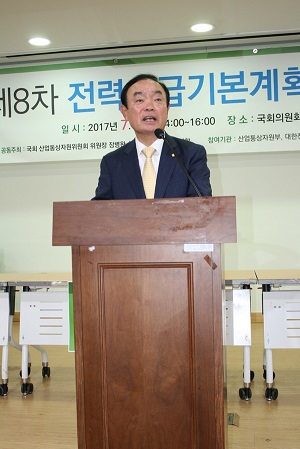 장병완 위원장은 제8차 전력수급기본계획에서는 신재생에너지 비중 확대가 전제되야 한다고 밝혔다.[사진=Industry News]
