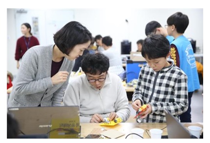 메이커 무브먼드 체험을 하고 있는 가족 [사진=국립부산과학관]
