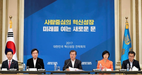 문재인 대통령은 새 정부 출범 후 최초로 국무총리를 비롯한 당·정·청·위원회 인사 등 80여명이 한자리에 모인 가운데 '2017 대한민국 혁신성장 전략회의'를 주재하면서 혁신성장의 중요성을 강조했다. [사진=청와대]