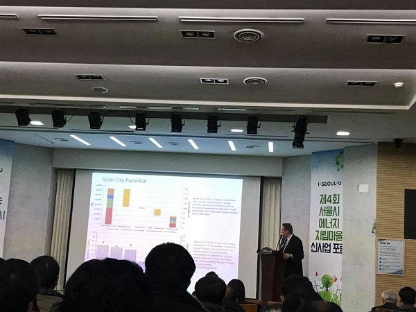 미국 델라웨어대학교 에너지환경정책연구소장인 존번 교수가 서울시 태양광 정책의 성공적인 이행을 위한 방향을 제시했다. [사진=Industry News]