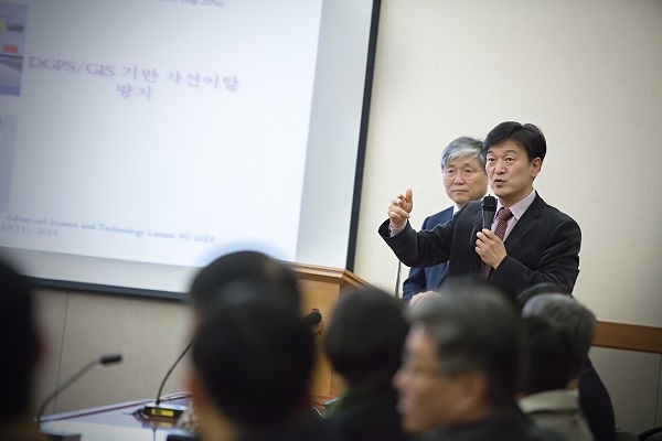 이번 자율주행차 개발에 성공한 이순걸 교수는 "현재 단계의 기술은 운전사 배제 상황에서 전방 장애물 탐지와 가감속 회피 등을 수행할 수 있다"고 밝혔다. [사진=경희대학교]