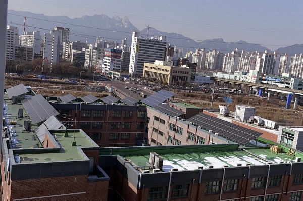 서울 자치구 최초로 발전차액 보조금 지원제도를 시행하고 있는 노원구가 주민참여형 태양광발전소 2호기의 운전에 들어갔다. [사진=서울시 노원구]