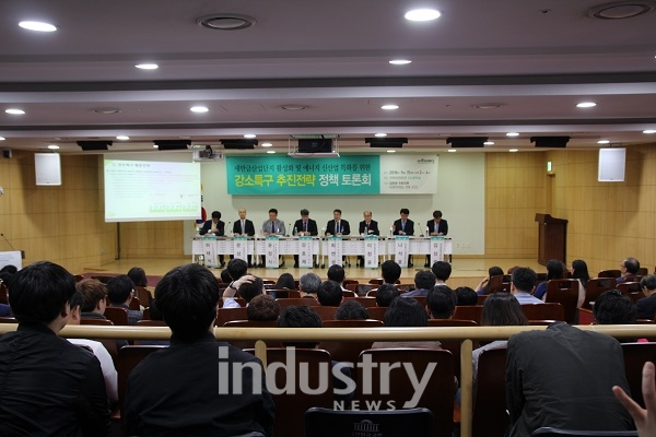 김관영 의원 주최의 국회 토론회에서 군산시와 새만금 경제권의 활성화를 위한 솔루션으로 강소특구 추진 전략이 제시됐다.[사진=인더스트리뉴스]