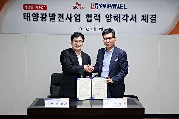 에스와이그룹 조두영 사장(오른쪽)과 SK E&S 양영철 도시가스사업운영 본부장(左)이  태양광발전 사업 협력 양해각서를 체결했다. [사진=에스와이패널]