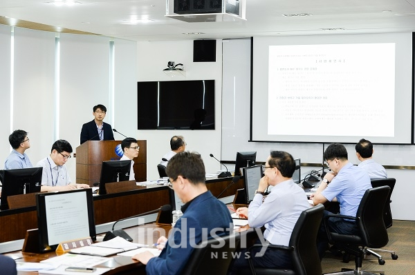 중부발전 본사 컨퍼런스룸에서 ‘2018년 사내벤처 및 창업 공모전 선정 아이디어 발표’가 진행되고 있다.[사진=한국중부발전]