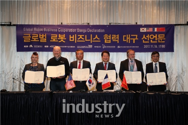 지난해 11월 글로벌 로봇 비즈니스 협력 대구 선언문 채택이 이뤄지는 등 대구시가 로봇 산업 활성화를 위해 팔을 걷어 부치고 있다. [사진=대구광역시]