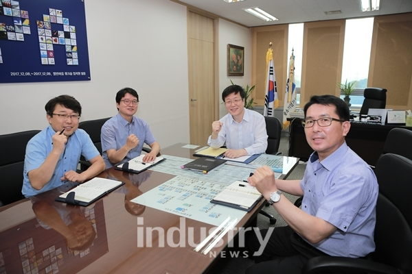 (사진 왼쪽부터) 김홍찬 실장, 정호용 실장, 최철안 원장, 최광문 본부장이 기정원의 스마트공장 지원정책 성공을 위한 파이팅을 하고 있다. [사진=인더스트리뉴스]