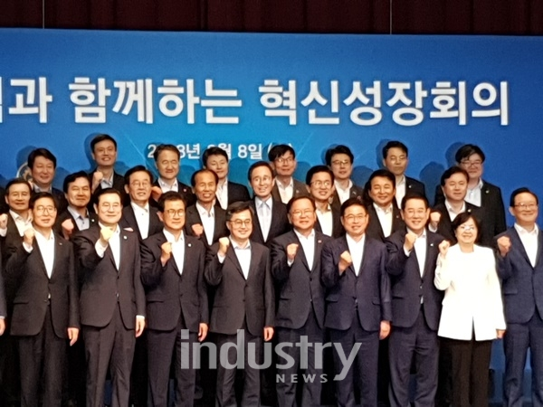8일 세종시 정부세종컨벤션센터에서 열린 ‘지역과 함께 하는 혁신성장회의’에 참가한 17개 시·도지사를 비롯해 14개 부처 장관 등이 기념촬영을 하고 있다. [사진=제주도]