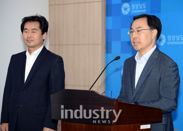 경상남도 문승욱 경제부지사가 경남 스마트공장보급확산 종합계획을 브리핑하고 있다. [사진=경상남도]