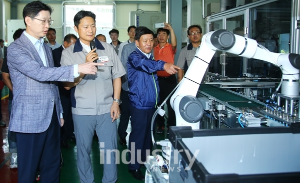 김경수 경남지사는 지난 21일 스마트공장 구축기업인 신신사를 방문해 스마트공장 구축현황과 애로사항을 청취했다.[사진=경상남도]