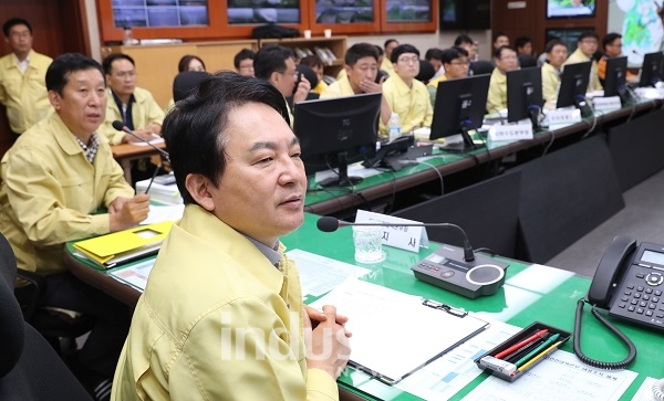 원희룡 지사는 23일 오전 7시 제주도 재난상황실에서 태풍 ‘솔릭’ 대처상황보고회를 주재하고, "피해 상황 발생 시 신속한 정보공유와 응급복구 조치에 만전을 기해달라”고 당부했다.