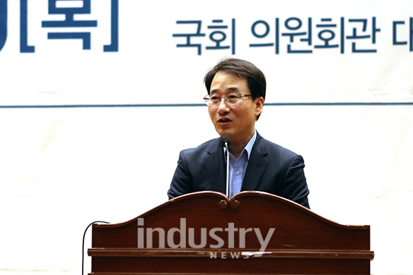 국회 신재생에너지포럼 공동대표인 이원욱 의원은