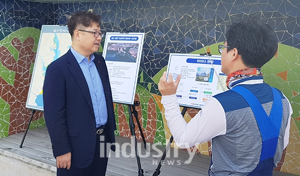 동서발전이 울산 신항에 풍력발전단지 조성을 위한 풍황계측기를 설치했다. 동서발전 박일준 사장이 풍황계측기 설치와 관련해 현장점검을 하고 있는 모습. [사진=동서발전]