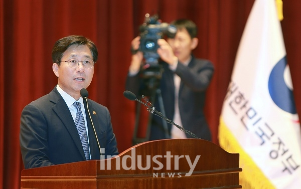 27일 정부세종청사에서 제60대 산업통상자원부 성윤모 장관의 취임식이 개최됐다. [사진=산업통상자원부]