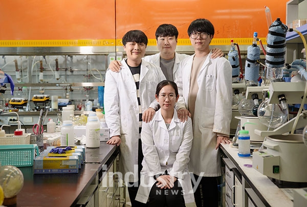 고유연성 고안정 유기 태양전지를 개발한 UNIST 연구진_왼쪽부터 시계 방향으로 이병규, 정성우, 조용준 연구원과 산산 첸(Shanshan Chen) 박사 [사진=UNIST]