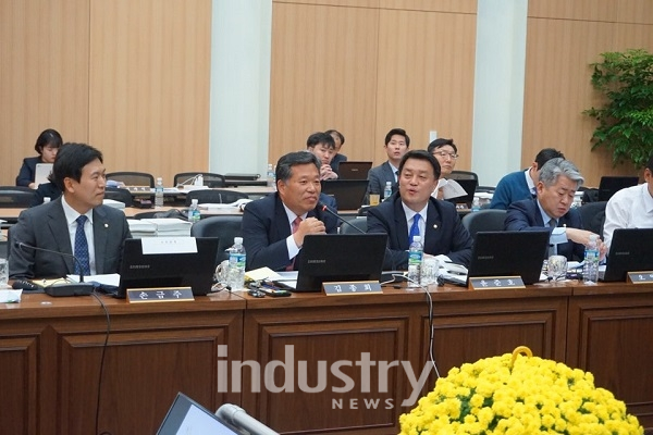 김종회 의원은 "항만 지역 미세먼지 저감을 위해 LNG 등을 원료로 쓰는 친환경 하역장비와 선박 확대가 필요하다"고 지적했다. [사진=김종회 의원실]