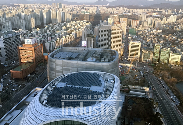 롯데의 경우 롯레월드몰과 롯데월드타워에서 태양광, 지열, 연료전지 등 다양한 신재생에너지 설비 적용을 추진하고 있다. [사진=인더스트리뉴스]