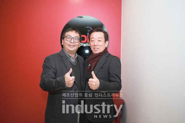 (사진 왼쪽부터) AIC 제이슨 리 아시아총괄과 앤디코 이호용 대표가 기념촬영을 하고 있다. [사진=인더스트리뉴스]