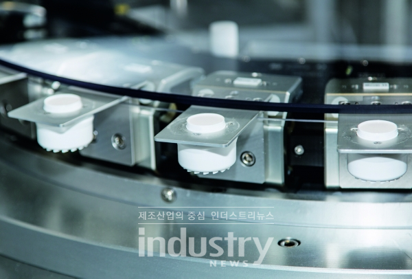 XTS 무버는 기계 장치 또는 부품 마운트(이 경우 병 마개용 리셉터클)를 장착할 수 있다.