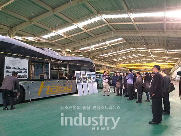 경남도는 올해 친환경 자동차 보급계획에 대한 설명회를 도내 전기버스 제작 업체인 에디슨모터스 함양 본사에서 전 시·군 업무 담당자가 참석한 가운데 개최했다.[사진=경남도청]