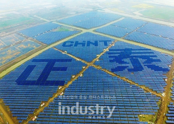 중국 저장성 원저우(Wenzhou, Yueqing)에 설치된 150MW 규모의 CHINT 태양광발전소 전경. 모듈 배치에 변화를 주어 발전소 중앙에 CNINT 로고와 이름을 새겨 넣었다. [사진=ASTRONERGY]