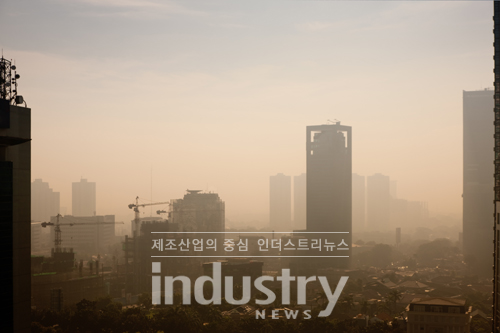 뿌연 미세먼지가 하늘을 뒤덮으면서 최근 수도권에서는 사상 처음으로 엿새째 미세먼지 비상저감조치가 발령됐다.[사진=인더스트리뉴스]