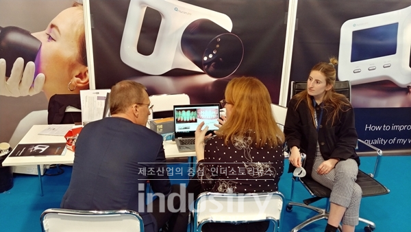 아이오바이오가 치과병의원용 장치인 자가형광 탐지 기술을 기반으로 한 큐레이캠 프로를 선보였다. [사진=아이오바이오]
