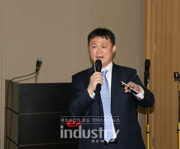 한국에너지공단 이연상 팀장이 ‘3020 재생에너지 확대를 위한 농가태양광 보급정책’을 주제로 ‘농촌+영농형’을 결합한 농가태양광사업 추진방향을 소개하면서 주민수용성을 강조했다. [사진=인더스트리뉴스]