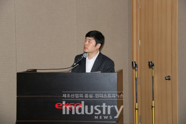 ‘2019 태양광발전소 지원정책과 투자&분양전략 세미나’에서 솔라커넥트 강인철 투자총괄이사가 주제발표를 하고 있다. [사진=인더스트리뉴스]