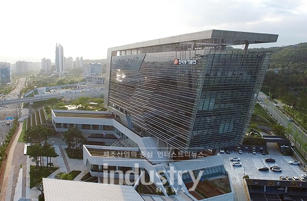 한국동서발전이 '2019 에너지동행 사업과 그린크레디트 사업에 최종 선정돼 중소기업과 함께 에너지 절감 및 온실가스 감축 지원 사업을 지속 추진한다. [사진=한국동서발전]