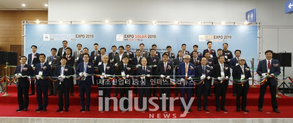 2019 엑스포솔라_ESS엑스포_탄소제로엑스포 개막식 테이프커팅 행사가 진행되고 있다. [사진=인더스트리뉴스]