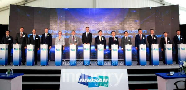 두산이 헝가리 전지박 생산공장의 착공식을 열고, 헝가리 정부와의 굳건한 협력관계를 재확인했다. [사진=두산]