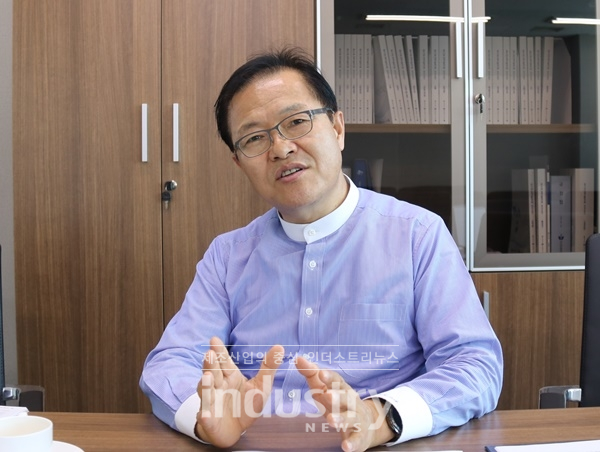 스마트제조혁신추진단 박한구 단장은 "중소기업에서 스마트공장을 왜 구축해야 하는가부터 시작해야 한다"고 강조했다. [사진=인더스트리뉴스]