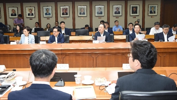 정부가 ‘제21차 경제관계장관회의 겸 제3차 혁신성장전략회의’를 개최했다. [사진=기획재정부]