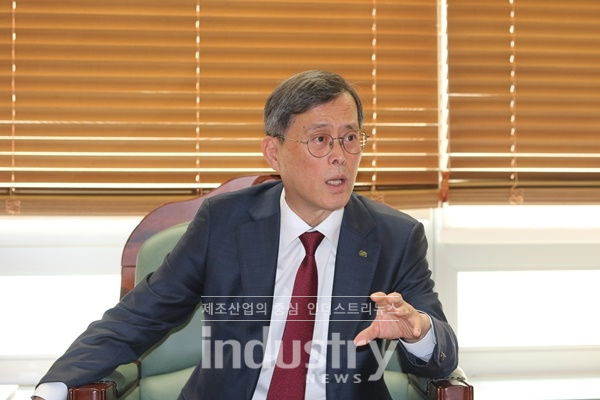 정재훈 사장은 인터뷰에서 한수원의 새만금 신재생사업 태양광 제품사용에 대한 명확한 원칙을 제시했다. [사진=인더스트리뉴스]