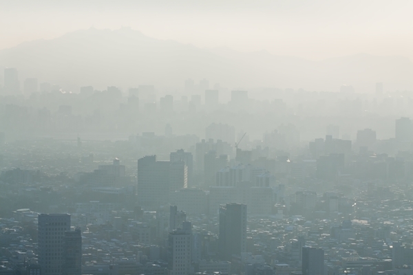 미세먼지 저감을 위해서는 정책의 실효성 확보가 필요하다. [사진=dreamstime]