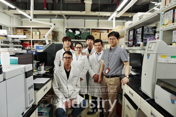 최성득 교수(오른쪽) 연구팀이 울산의 신종유해물질 오염 지도를 발표했다. [사진=UNIST]