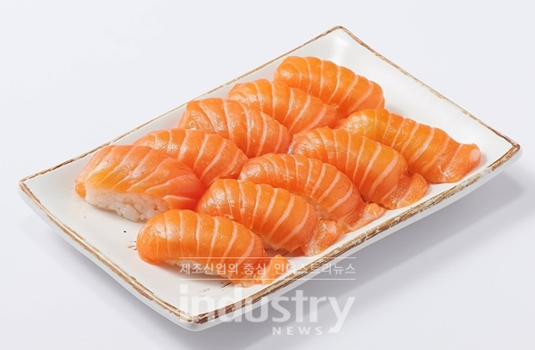 롯데마트가 연말을 맞이해 노르웨이 항공직송 생연어 행사를 펼친다. [사진=롯데마트]