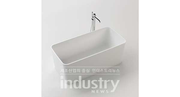 새턴바스가 ‘2019 서울 홈‧테이블 데코 페어’에서 선보인 프리스탠딩 욕조(SBL-1402) 모습 [사진=새턴바스]