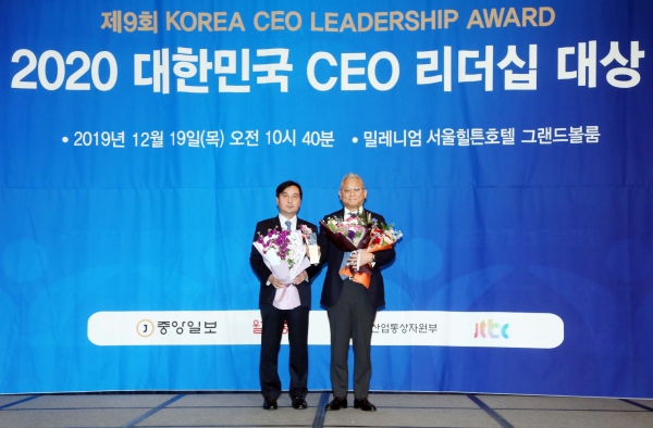 에어릭스 김군호 대표가 ‘제9회 2020 대한민국 CEO 리더십 대상’을 수상하고 기념촬영을 하고 있다. [사진=에어릭스]