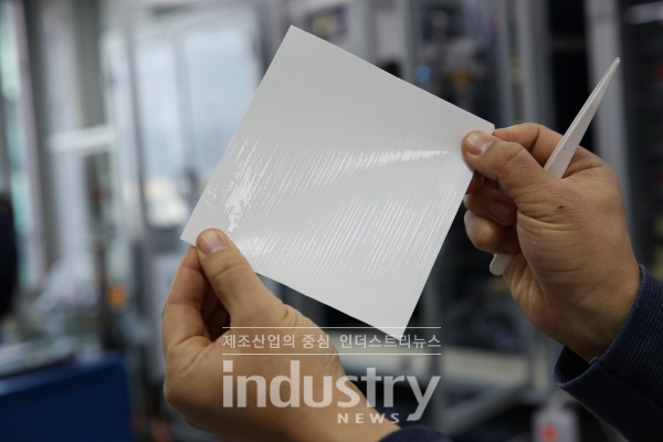 한국에너지기술연구원이 개발한 수소/산소 섞임을 획기적으로 낮춘 수전해 분리막. 대량 생산이 가능한 필름 캐스팅 방식으로 합성돼 범용적으로 적용할 수 있어 향후 기술 상용화에도 기여할 전망이다. [사진=한국에너지기술연구원]