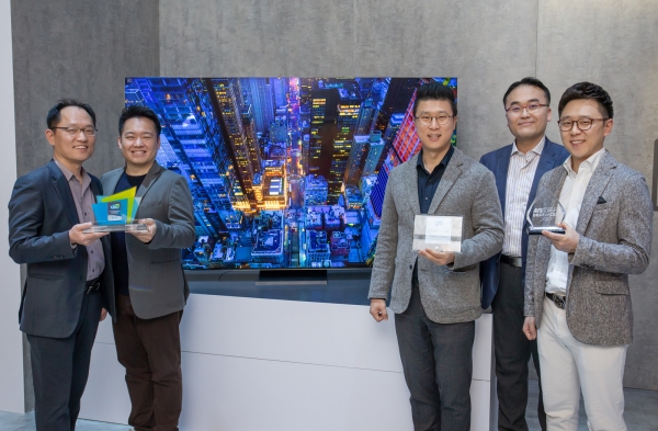 삼성전자 개발/기획 담당자들이 2020년형 QLED 8K가 수상한 CES 혁신상과 현장 어워드 상패를 들고 기념촬영을 하고 있다. [사진=삼성전자]