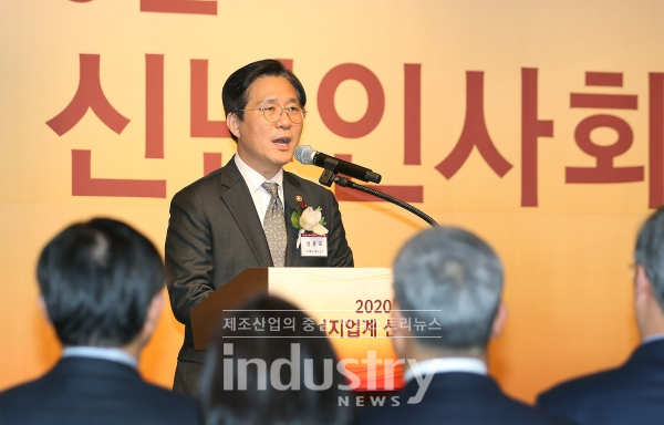 ‘2020년 에너지업계 신년인사회’에 참석한 산업부 성윤모 장관은 “에너지를 안전하게 안정적으로 공급하는 것을 최우선으로 정부와 에너지 업계 모두 만전을 기하겠다”고 말했다. [사진=산업통상자원부]