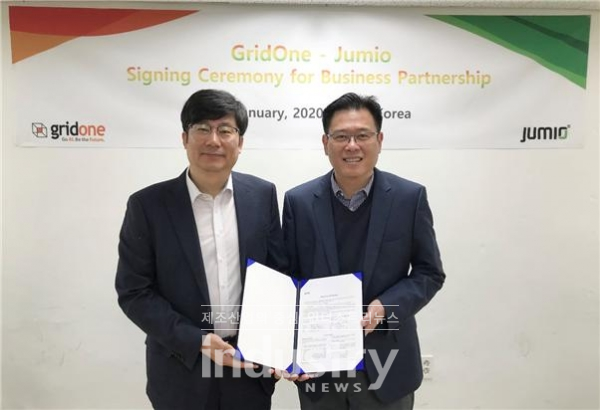 (좌측부터) 그리드원 김계관 대표와 주미오 프레데릭 호(Frederic Ho) APAC 부사장이 파트너십 체결 후 기념사진을 촬영하고 있다. [사진=그리드원]