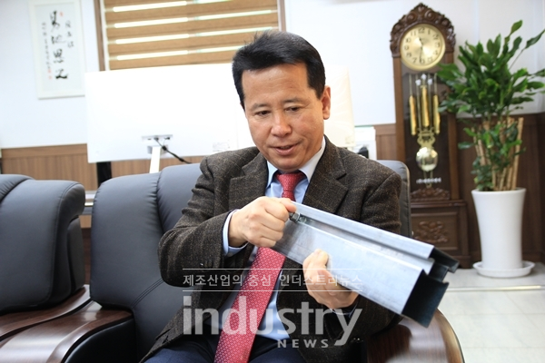 이재흥 대표가 조립식 형강에 대한 설명을 진행하고 있다. 쏠라에스티는 다양한 형태의 조립식 형강을 통해 지역 및 장소에 구애받지 않는 태양광 구조물을 공급하겠다는 계획이다. [사진=인더스트리뉴스]
