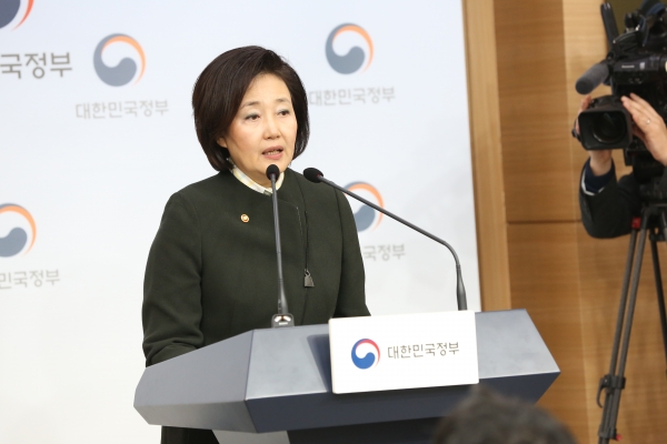 중소벤처기업부 박영선 장관이 디지털 경제로의 대전환을 대비하기 위해 창업·벤처기업 코로나19 특례보증, KPAS 등 스마트화 관련 4대 중점과제를 발표했다. [사진=중소벤처기업부]