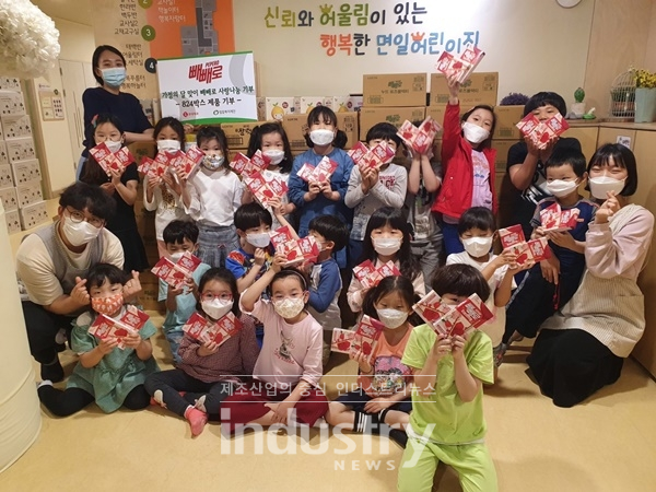 롯데제과가 가정의 달인 5월을 맞아 과자 기부에 나섰다. [사진=롯데제과]