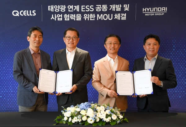 왼쪽부터 현대차그룹 오재혁 상무, 한화큐셀 김희철 사장, 현대차그룹 지영조 사장, 한화큐셀 홍정권 상무가 기념촬영을 하고 있다. [사진=현대자동차그룹]