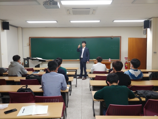 포스코ICT 엔지니어가 순천제일대학교 학생들에게 스마트팩토리 강의를 진행하고 있다. [사진=포스코ICT]